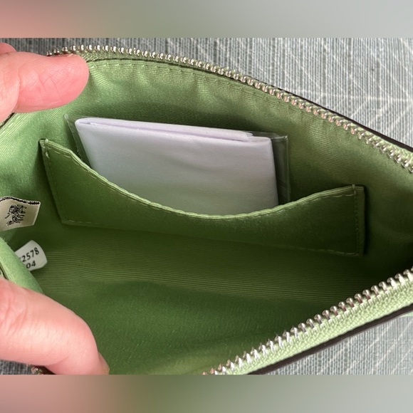 NWT Coach Green Patten Leather Signature Corner Zip Wristlet w/Heart Bag Charm - Picture 7 of 8